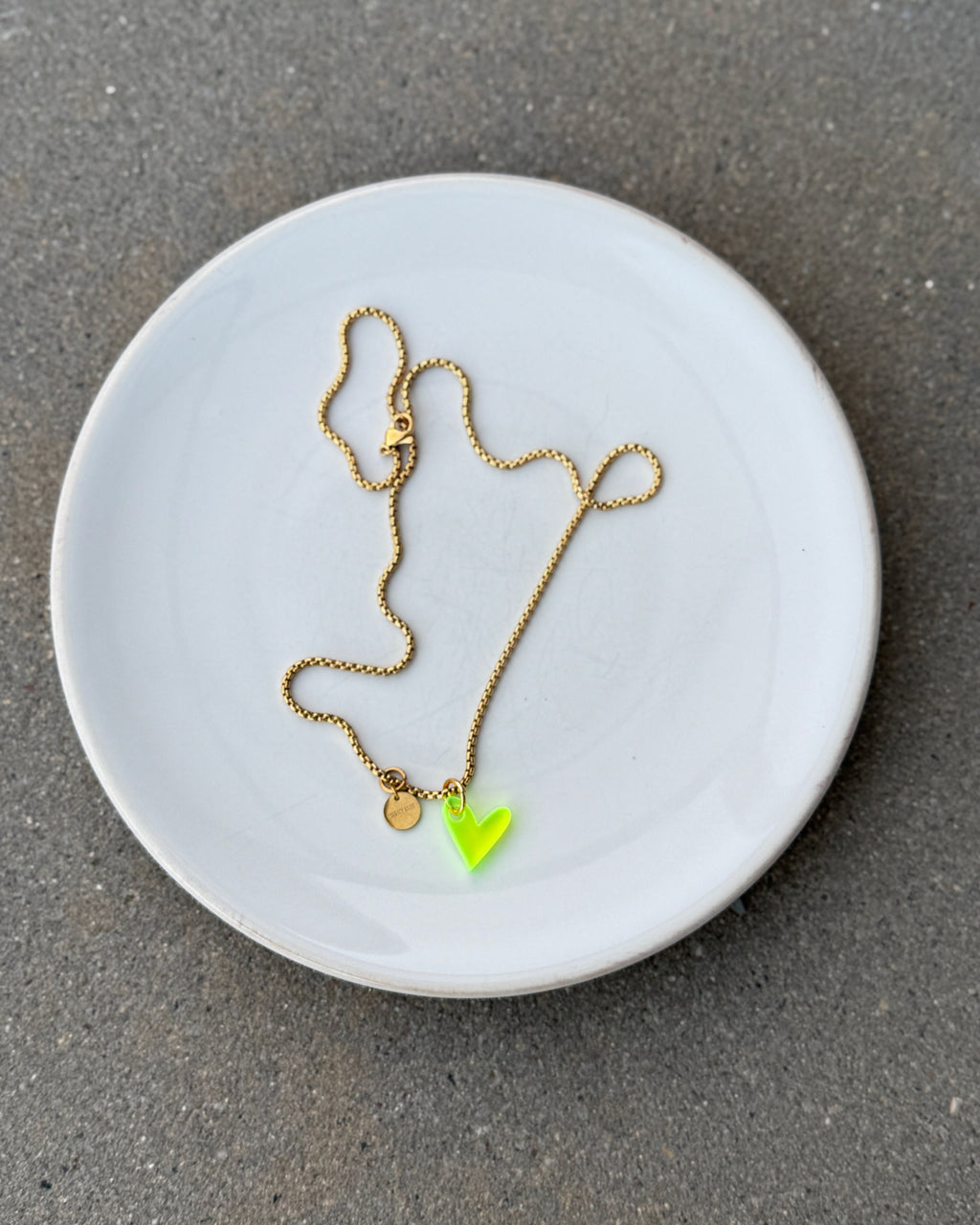 ACRYL HEART NECKLACE YELLOW GOLD