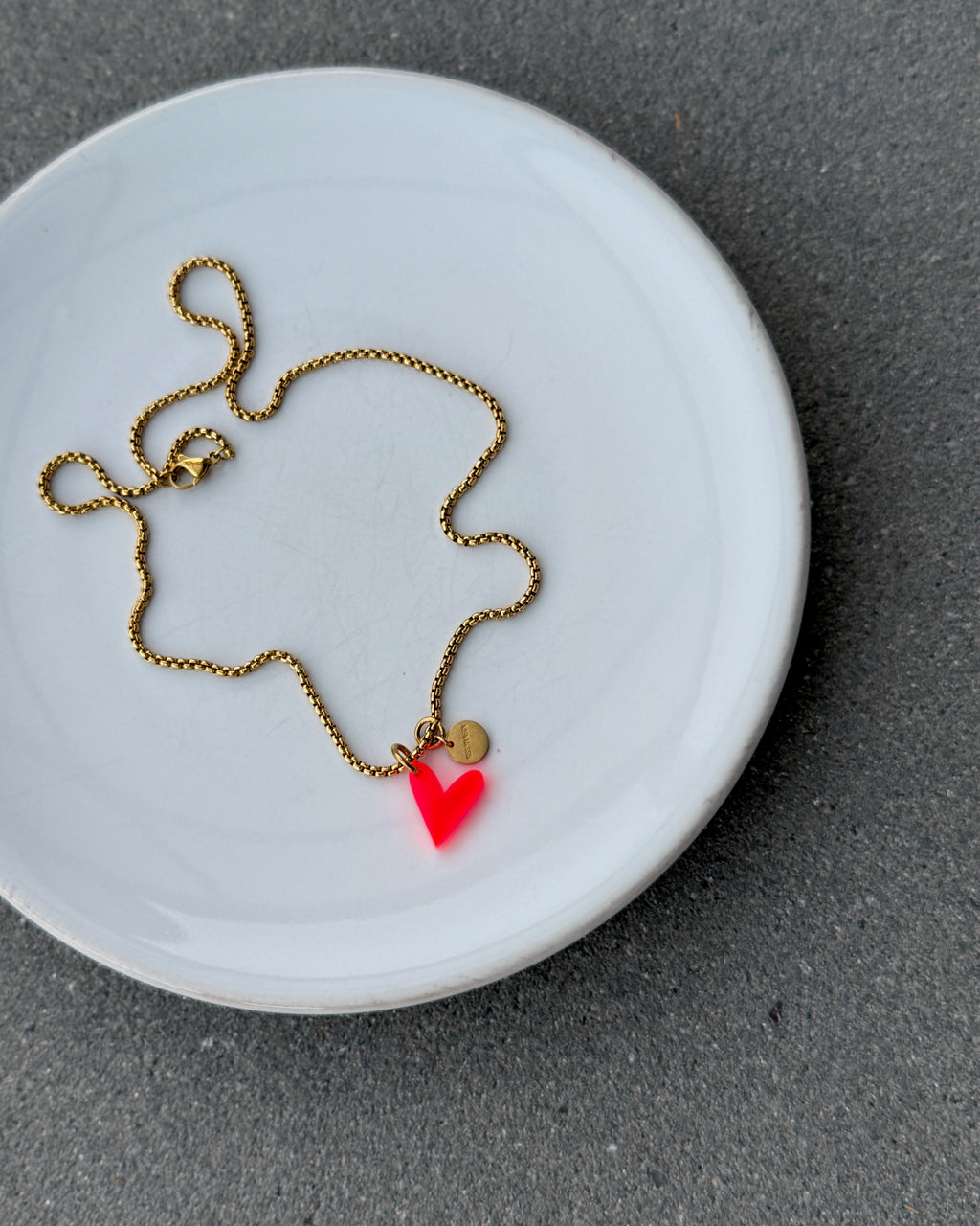 ACRYL HEART NECKLACE RED GOLD
