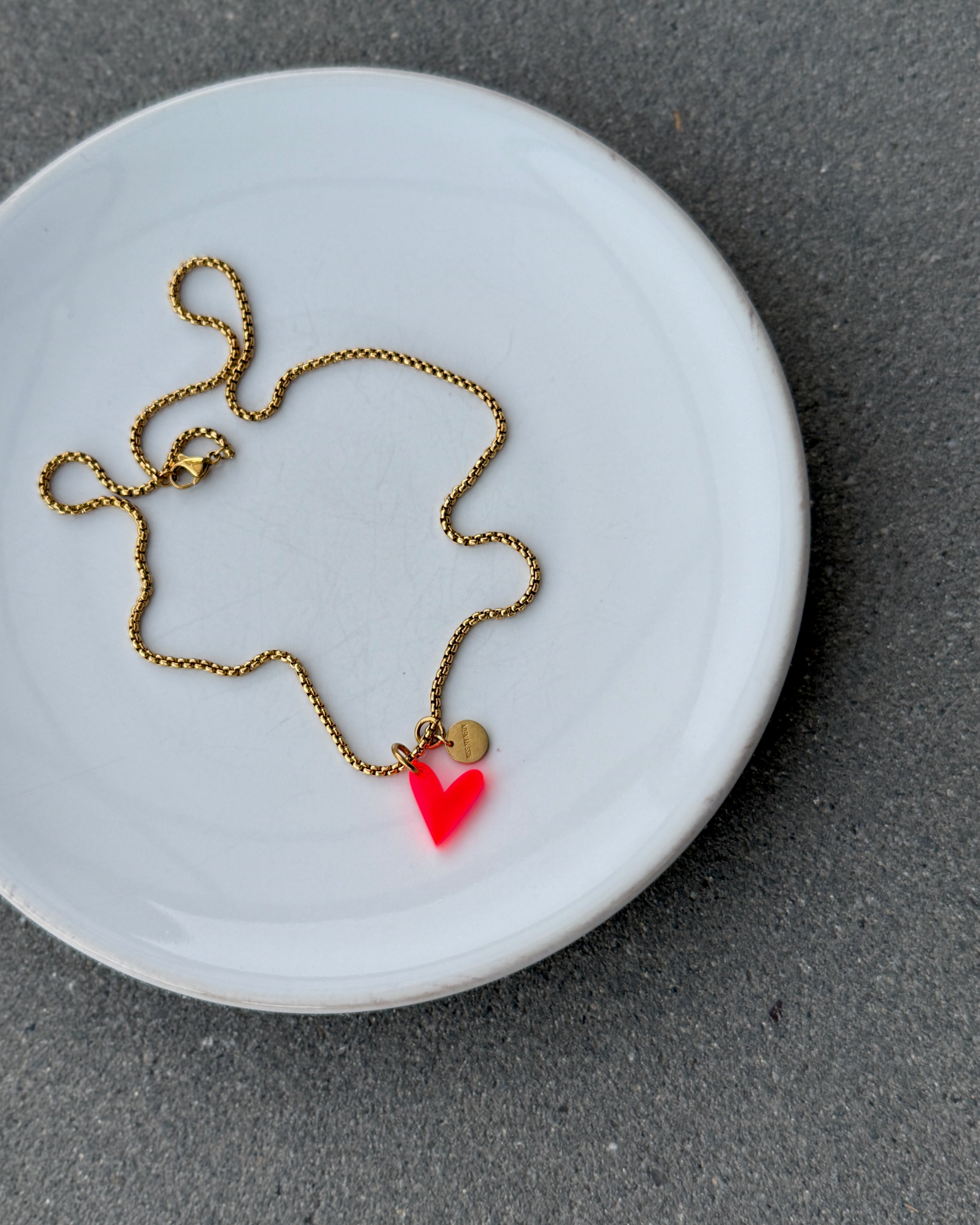 ACRYL HEART NECKLACE RED GOLD