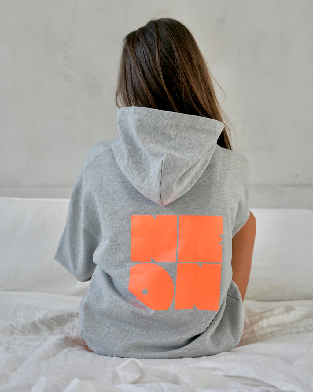 Neon Grauer Pullover Mit Roter Schrift NEON SQUARE Hoodie – Kiss