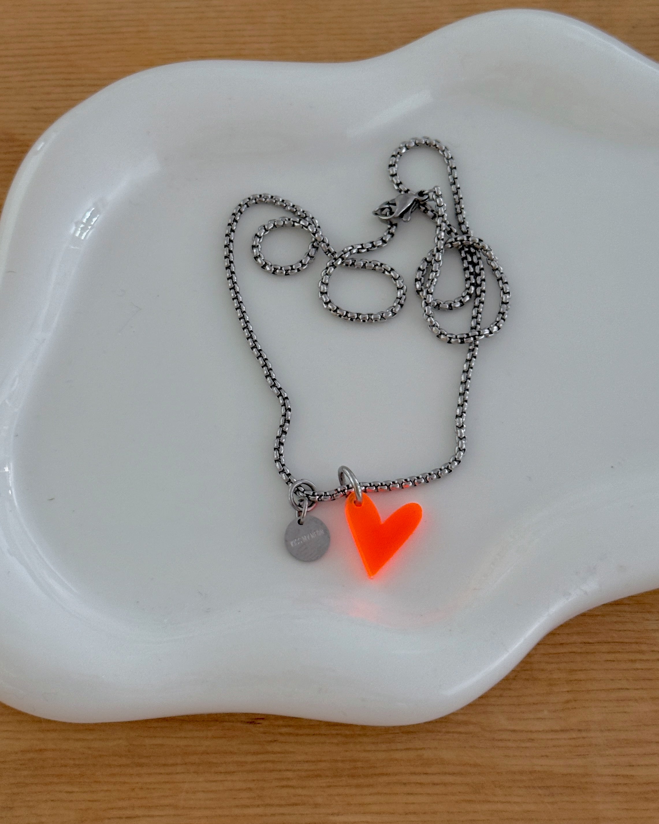 ACRYL HEART NECKLACE ORANGE SILVER