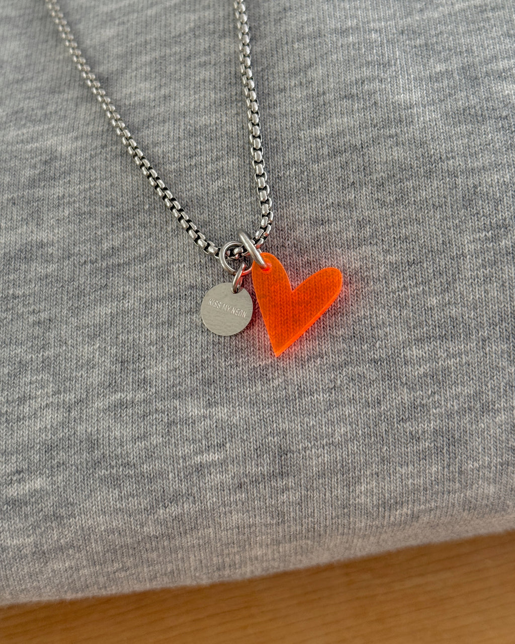 ACRYL HEART NECKLACE ORANGE SILVER