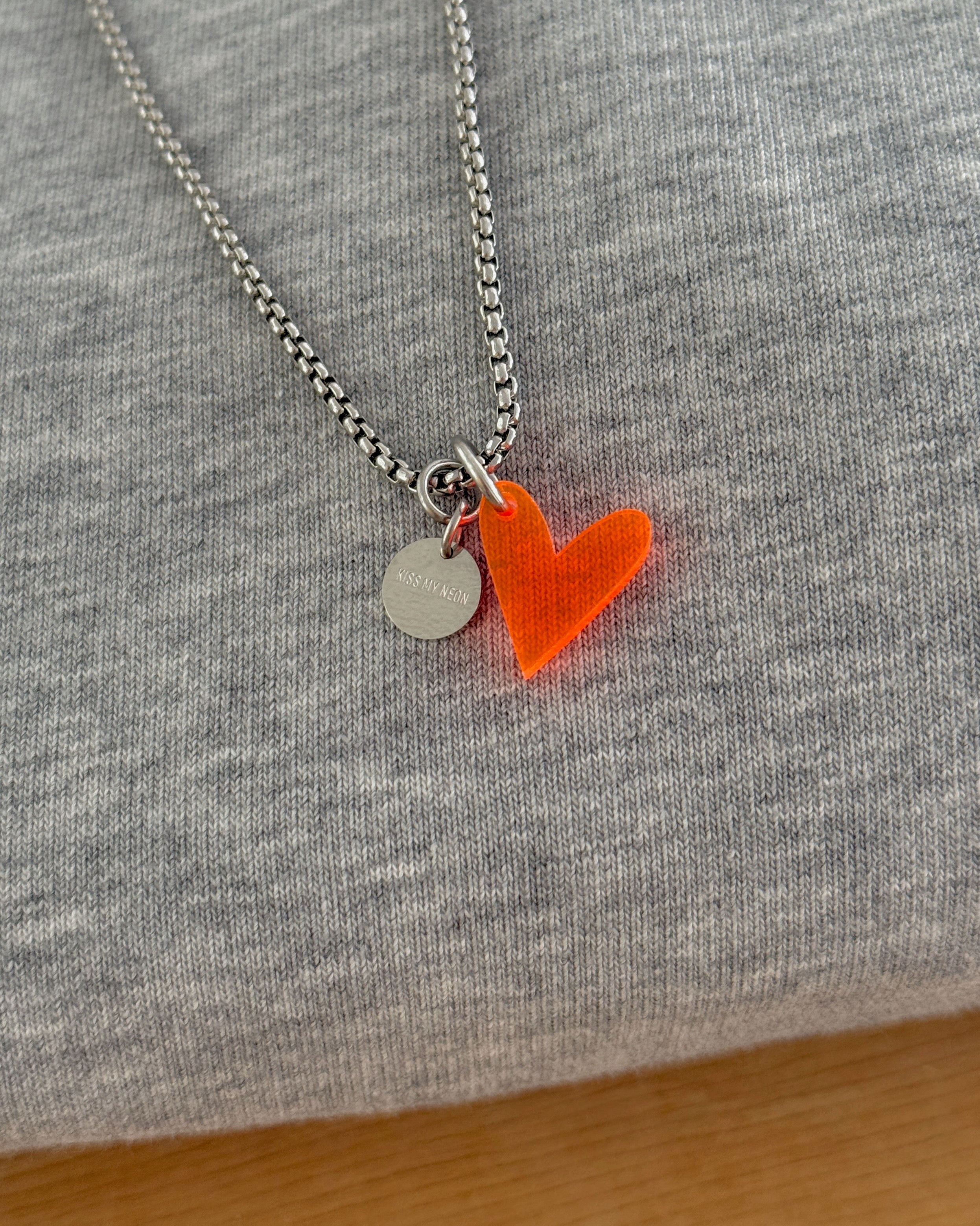 ACRYL HEART NECKLACE ORANGE SILVER