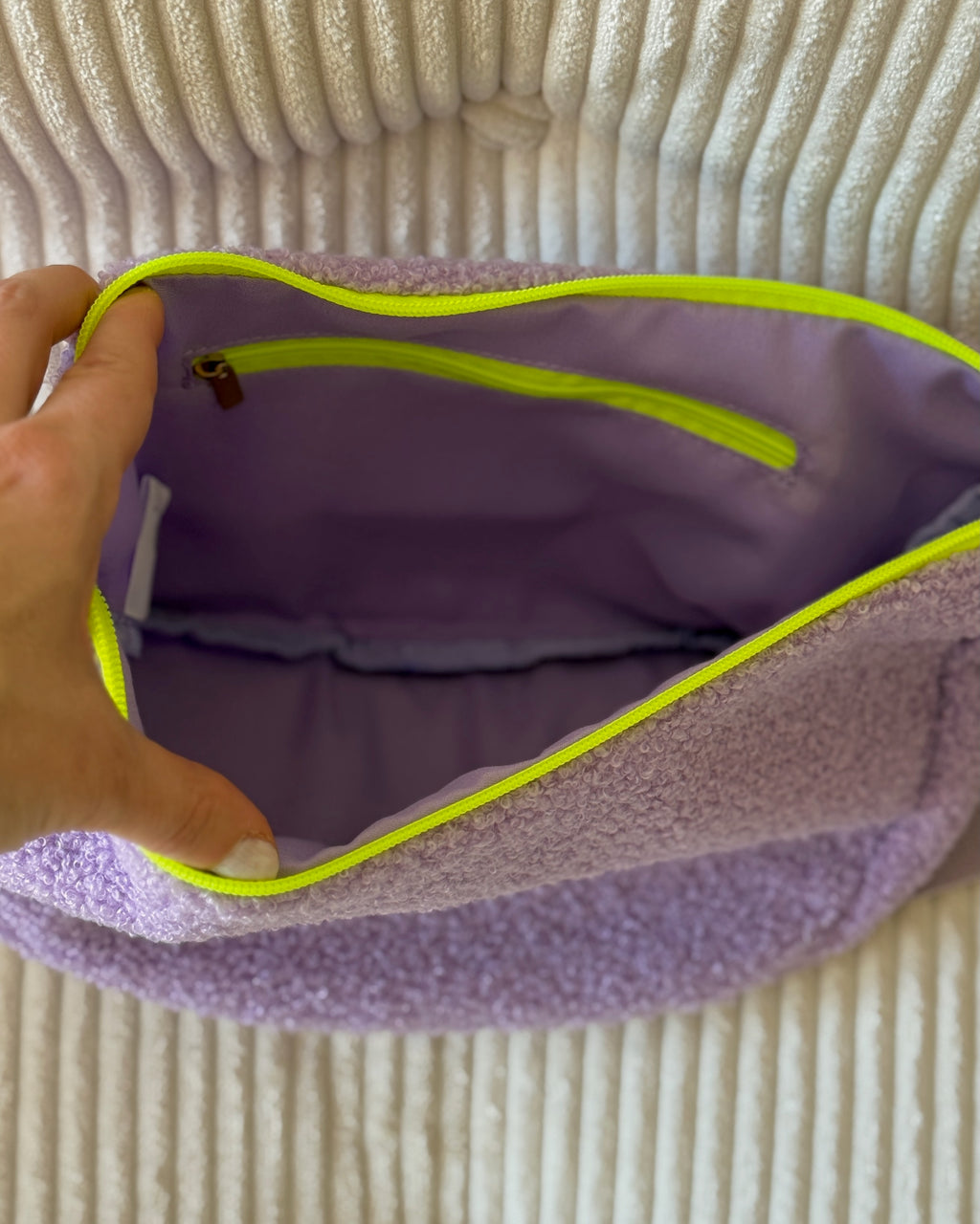 Crossbody Bag aus TEDDY Bouclé-Fleece LAVENDEL