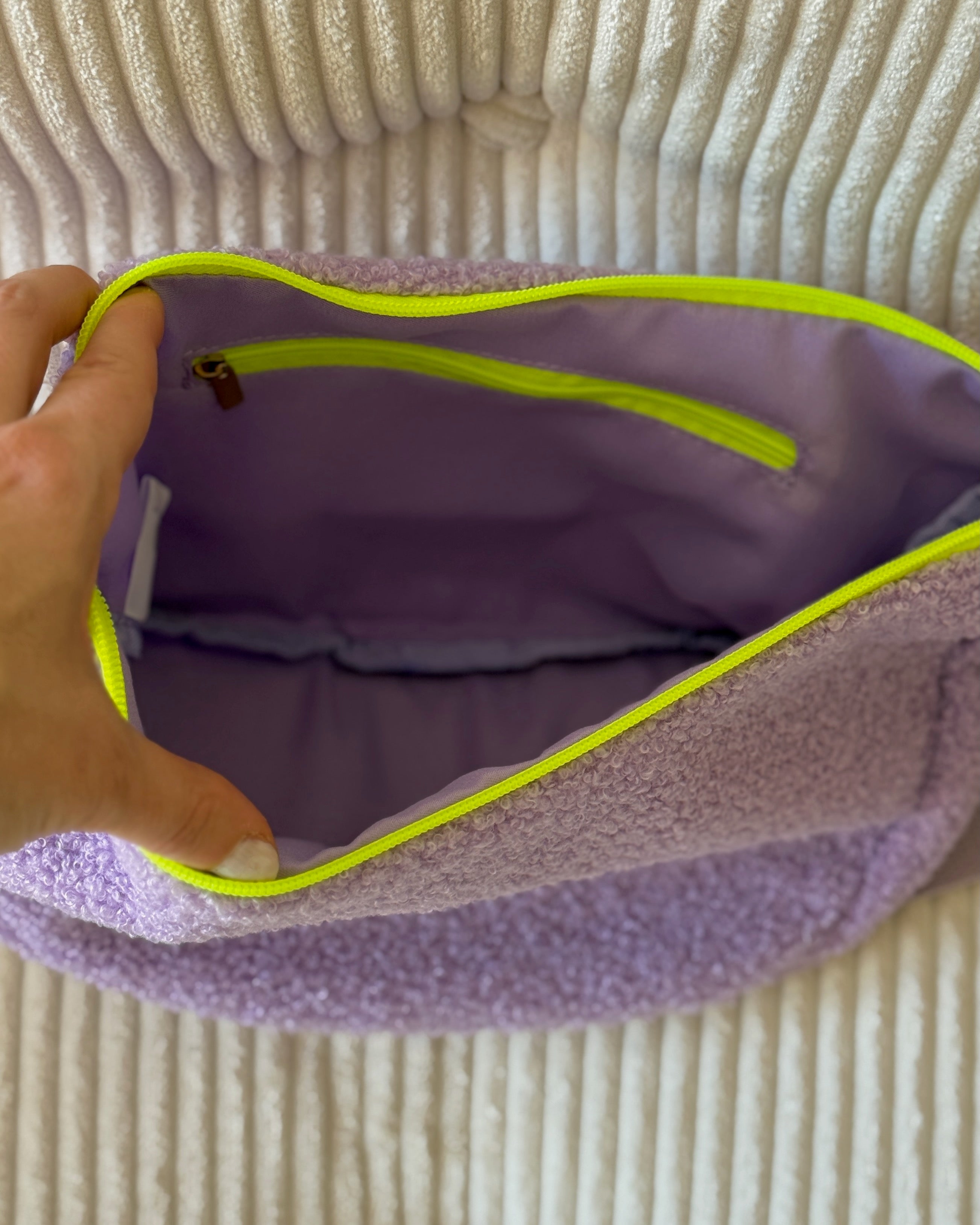 Crossbody Bag aus TEDDY Bouclé-Fleece LAVENDEL
