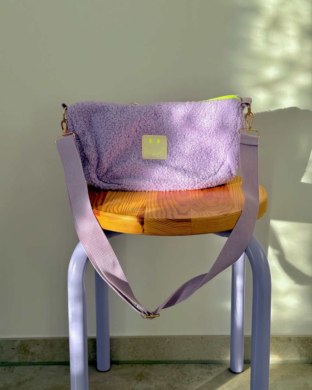 Crossbody Bag aus TEDDY Bouclé-Fleece LAVENDEL