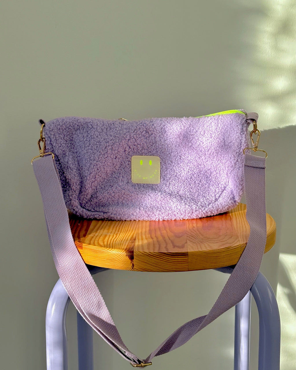Crossbody Bag aus TEDDY Bouclé-Fleece LAVENDEL