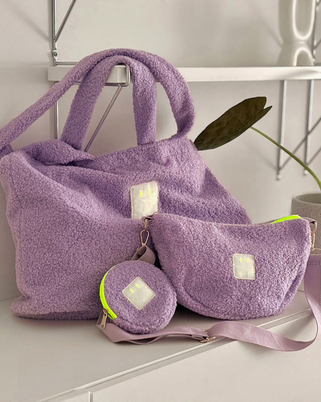 Crossbody Bag aus TEDDY Bouclé-Fleece LAVENDEL