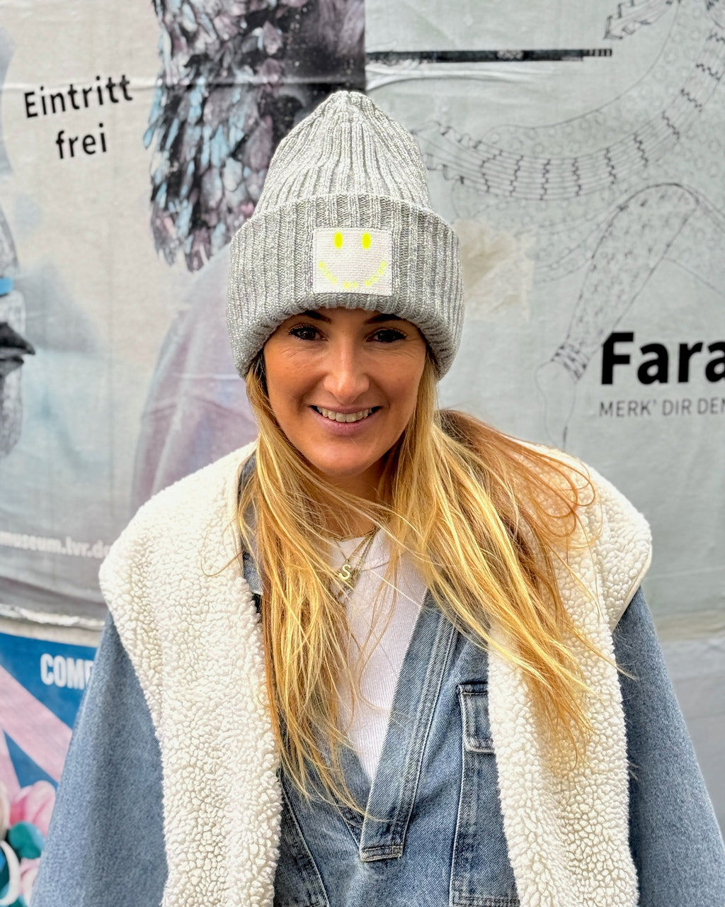 Limited Edition: Mütze GREY mit Stick Patch SIGNATURE SMILEY in Neon-Gelb