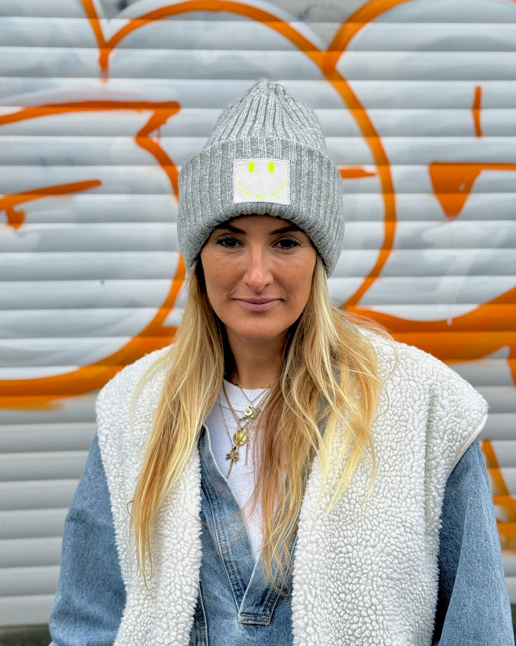 Limited Edition: Mütze GREY mit Stick Patch SIGNATURE SMILEY in Neon-Gelb