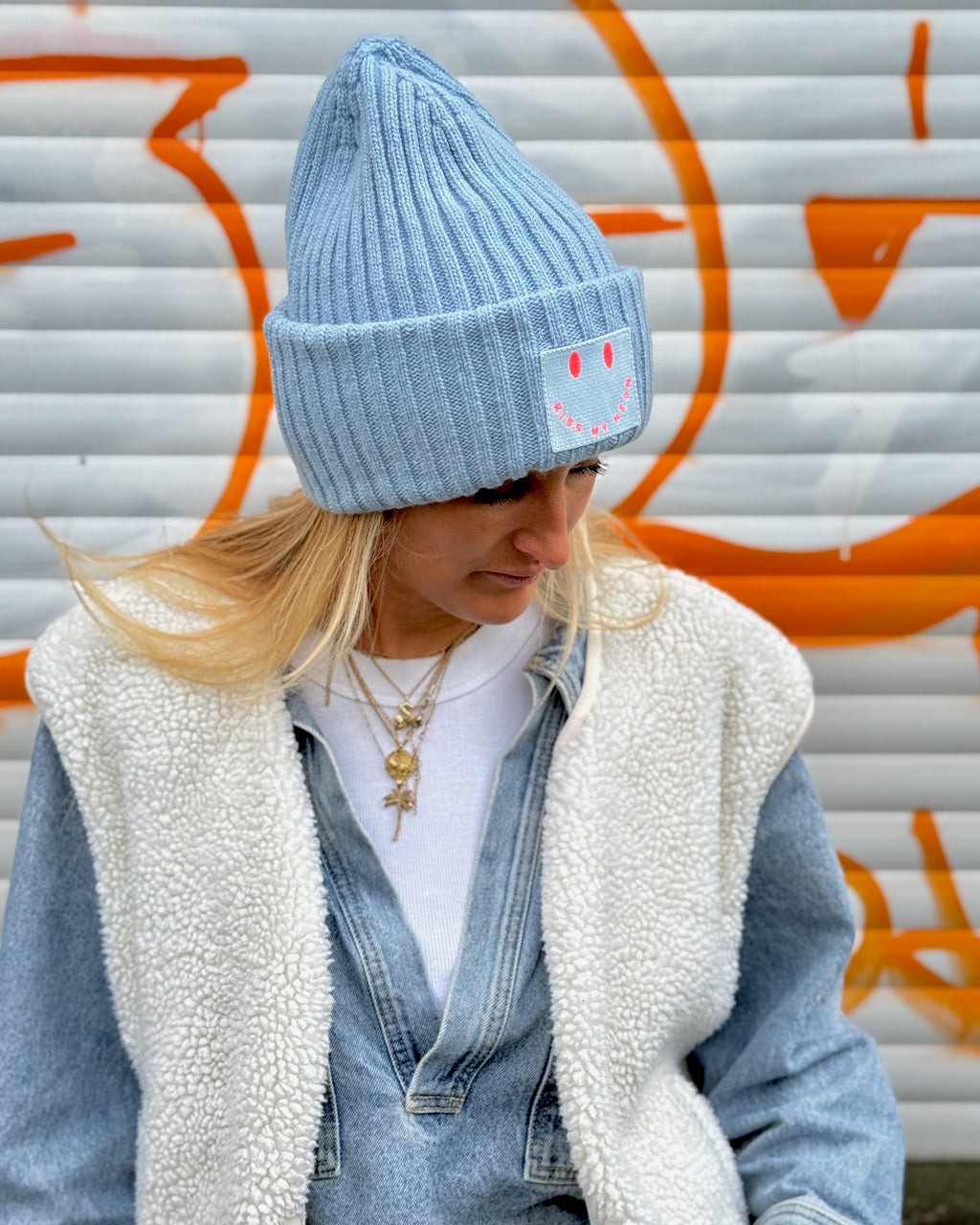 Limited Edition: Mütze BLUE mit Stick Patch SIGNATURE SMILEY in Neon-Pink