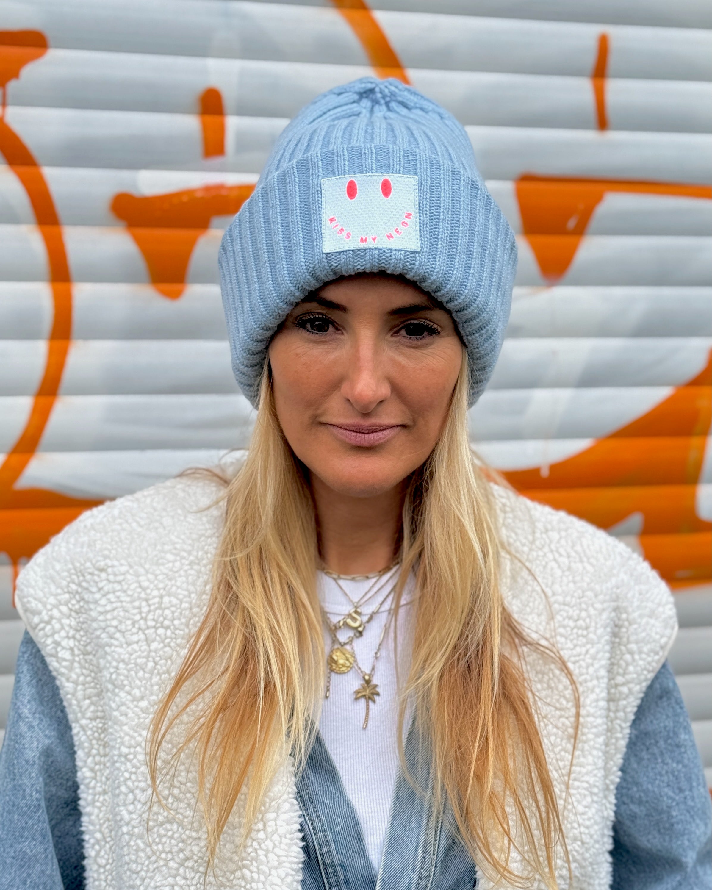 Limited Edition: Mütze BLUE mit Stick Patch SIGNATURE SMILEY in Neon-Pink