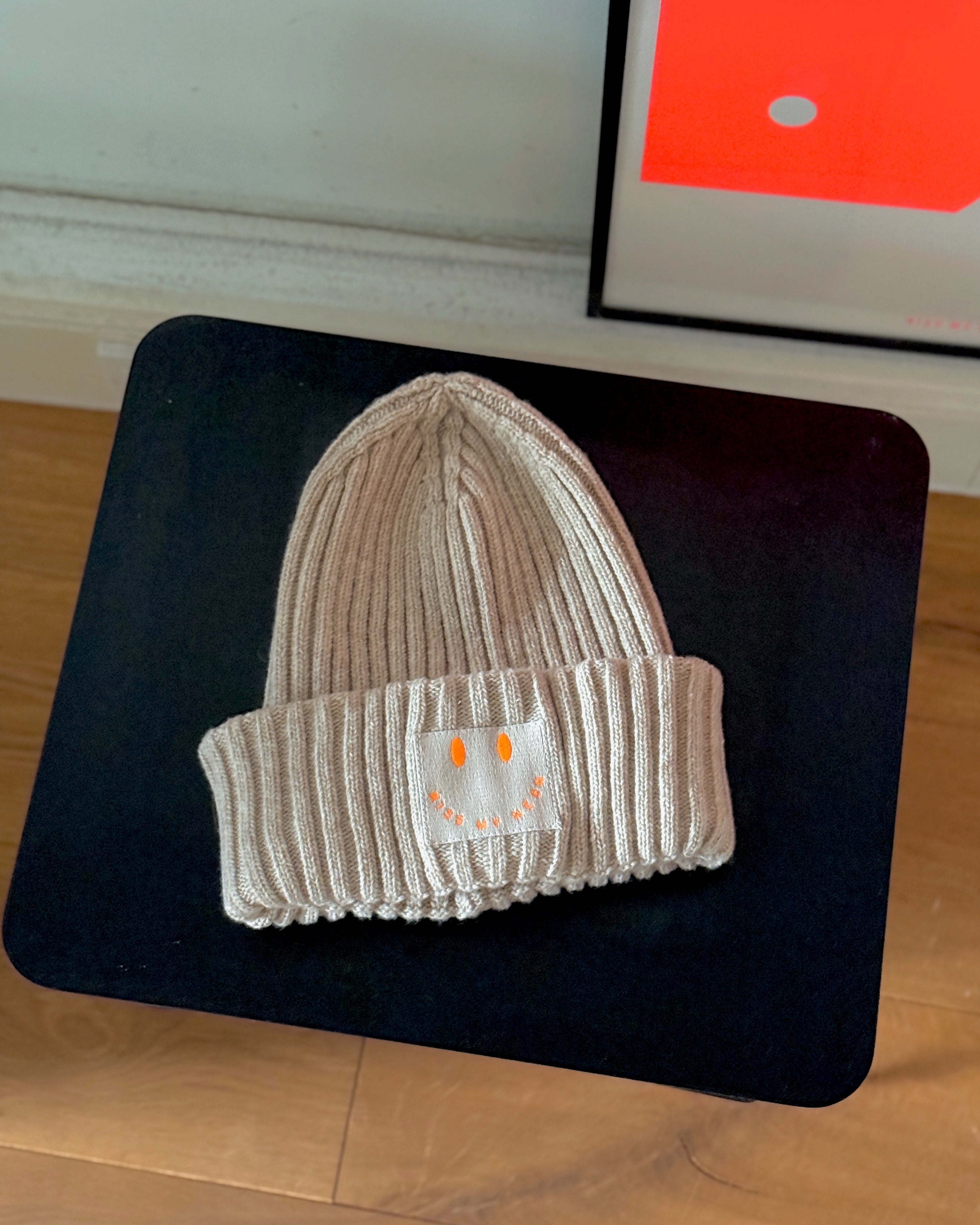 Limited Edition: Mütze SAND mit Stick Patch SIGNATURE SMILEY in Neon-Orange