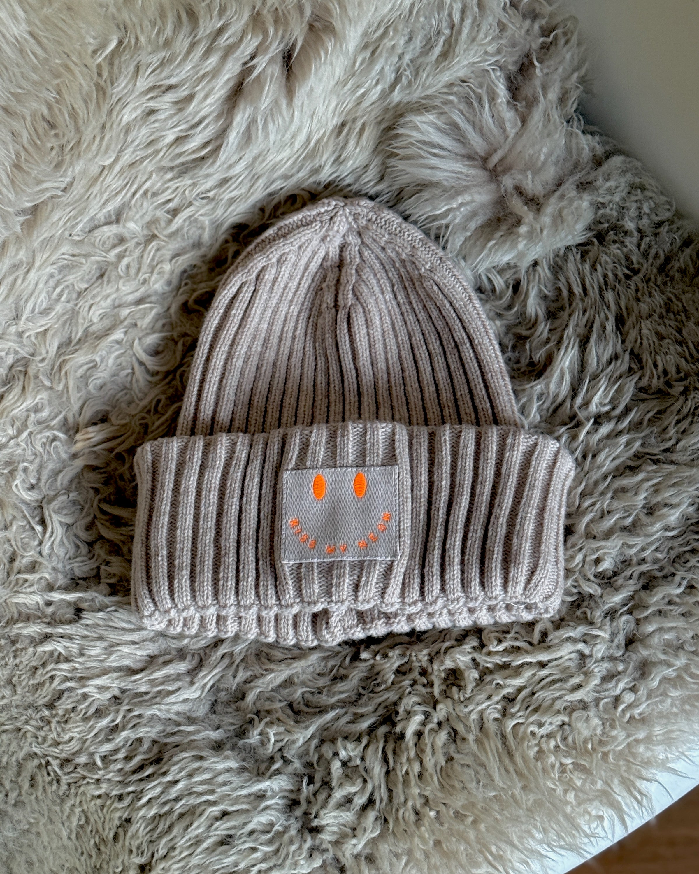 Limited Edition: Mütze SAND mit Stick Patch SIGNATURE SMILEY in Neon-Orange