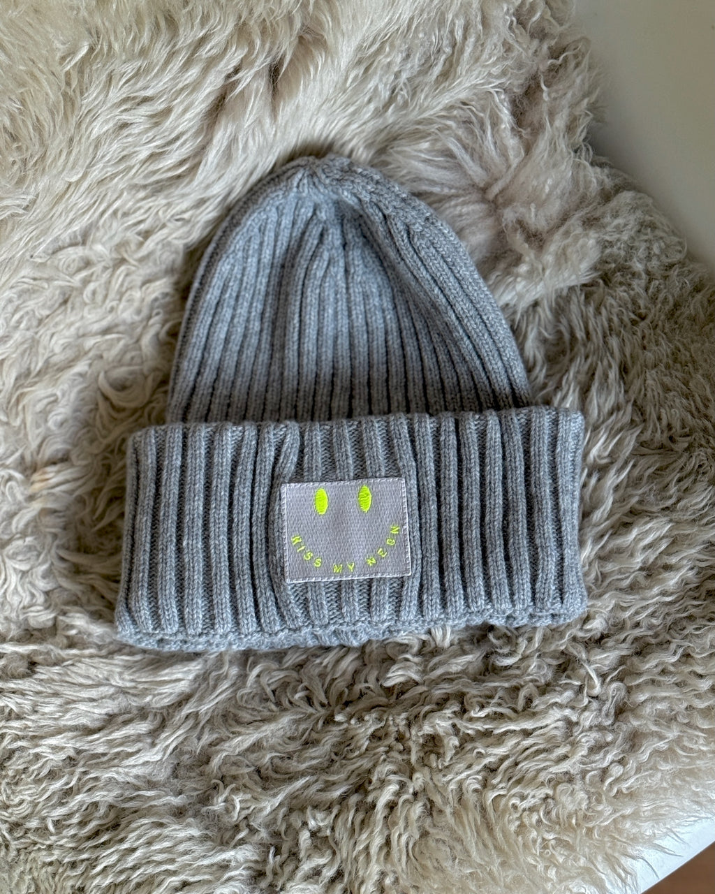 Limited Edition: Mütze GREY mit Stick Patch SIGNATURE SMILEY in Neon-Gelb