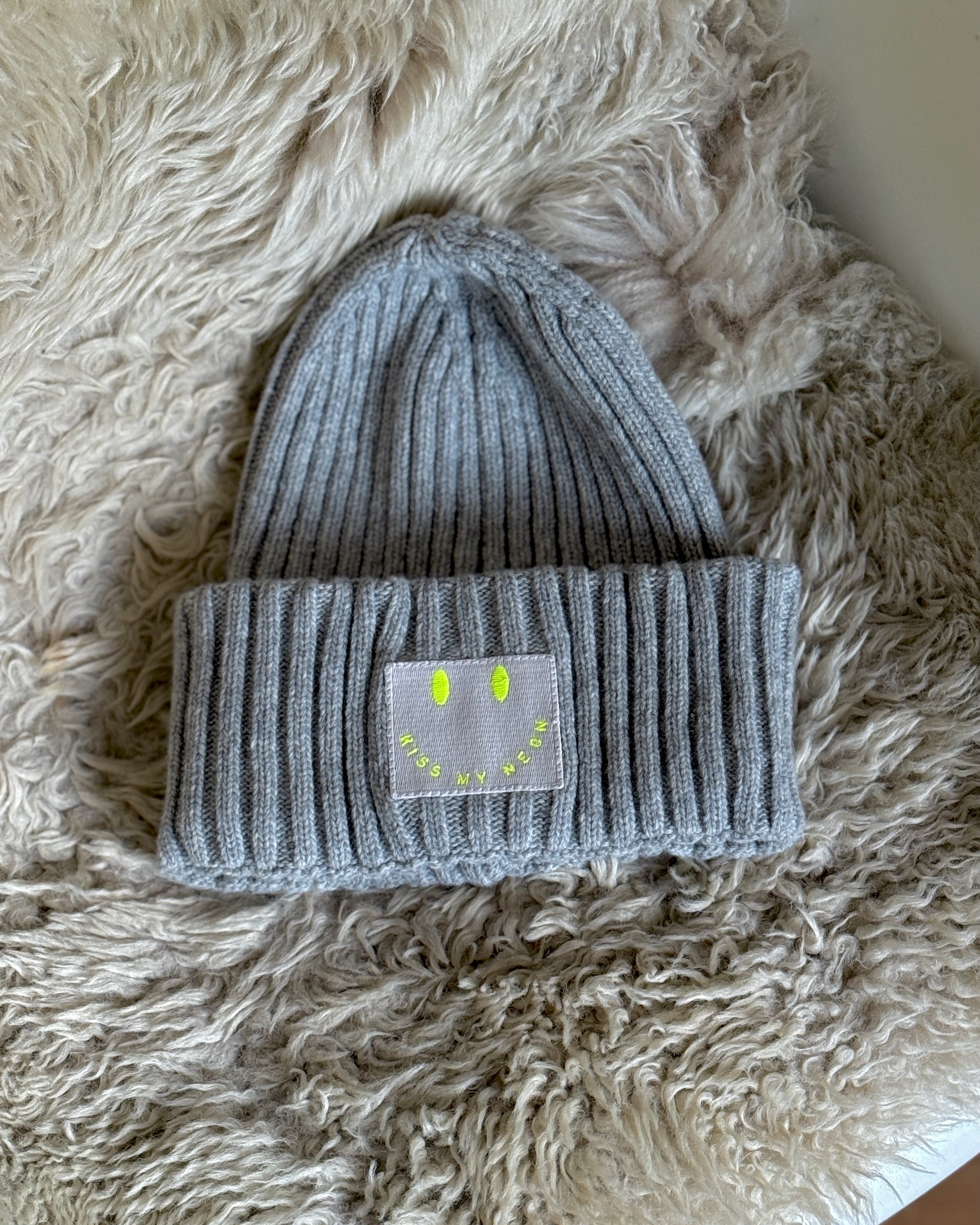 Limited Edition: Mütze GREY mit Stick Patch SIGNATURE SMILEY in Neon-Gelb