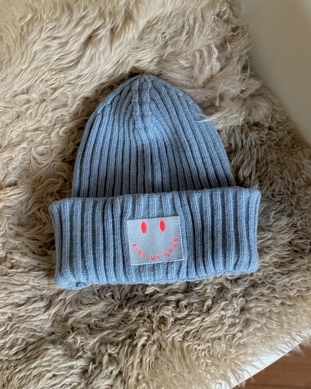 Limited Edition: Mütze BLUE mit Stick Patch SIGNATURE SMILEY in Neon-Pink