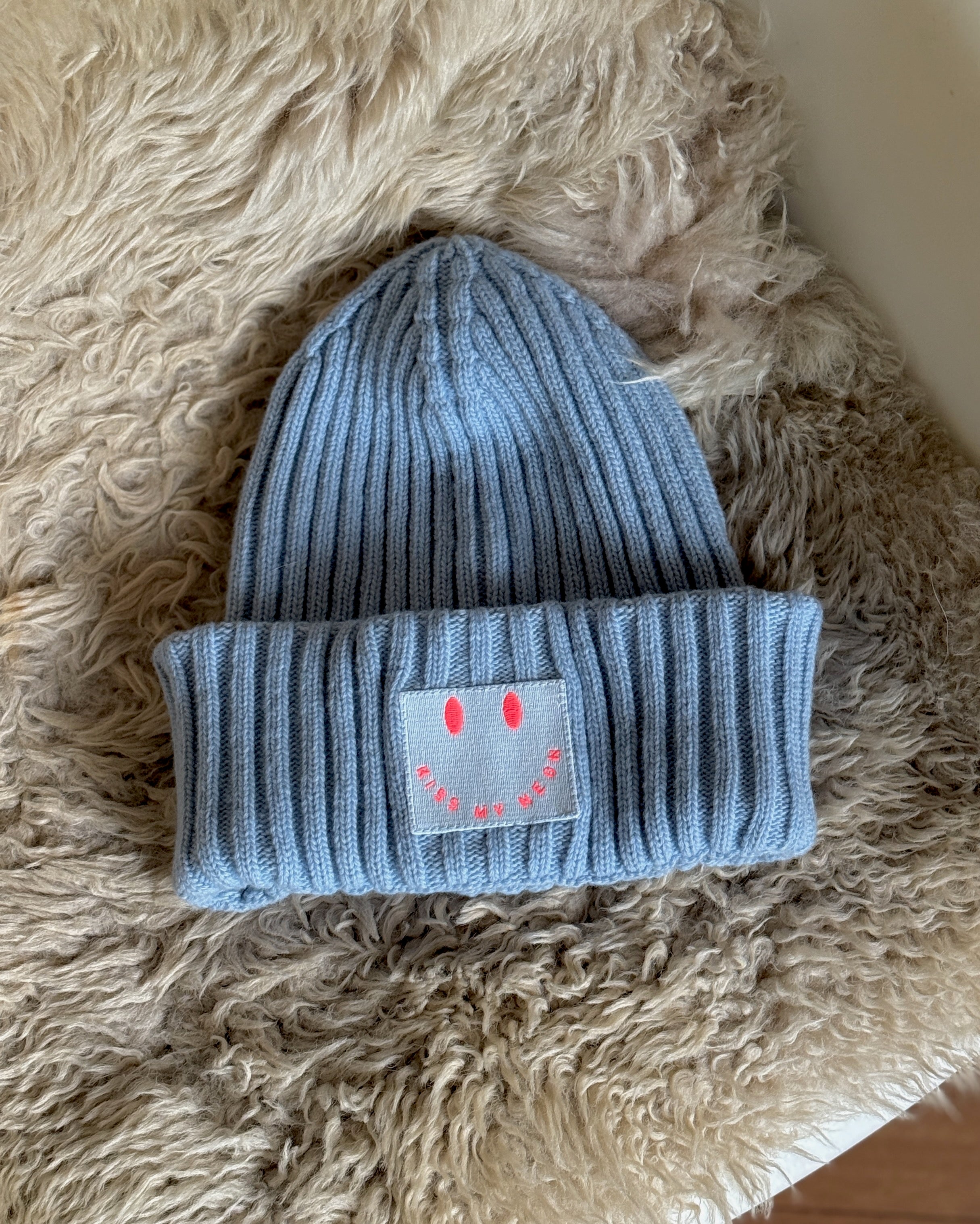 Limited Edition: Mütze BLUE mit Stick Patch SIGNATURE SMILEY in Neon-Pink