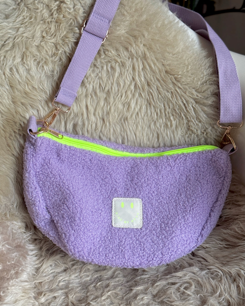 Crossbody Bag aus TEDDY Bouclé-Fleece LAVENDEL