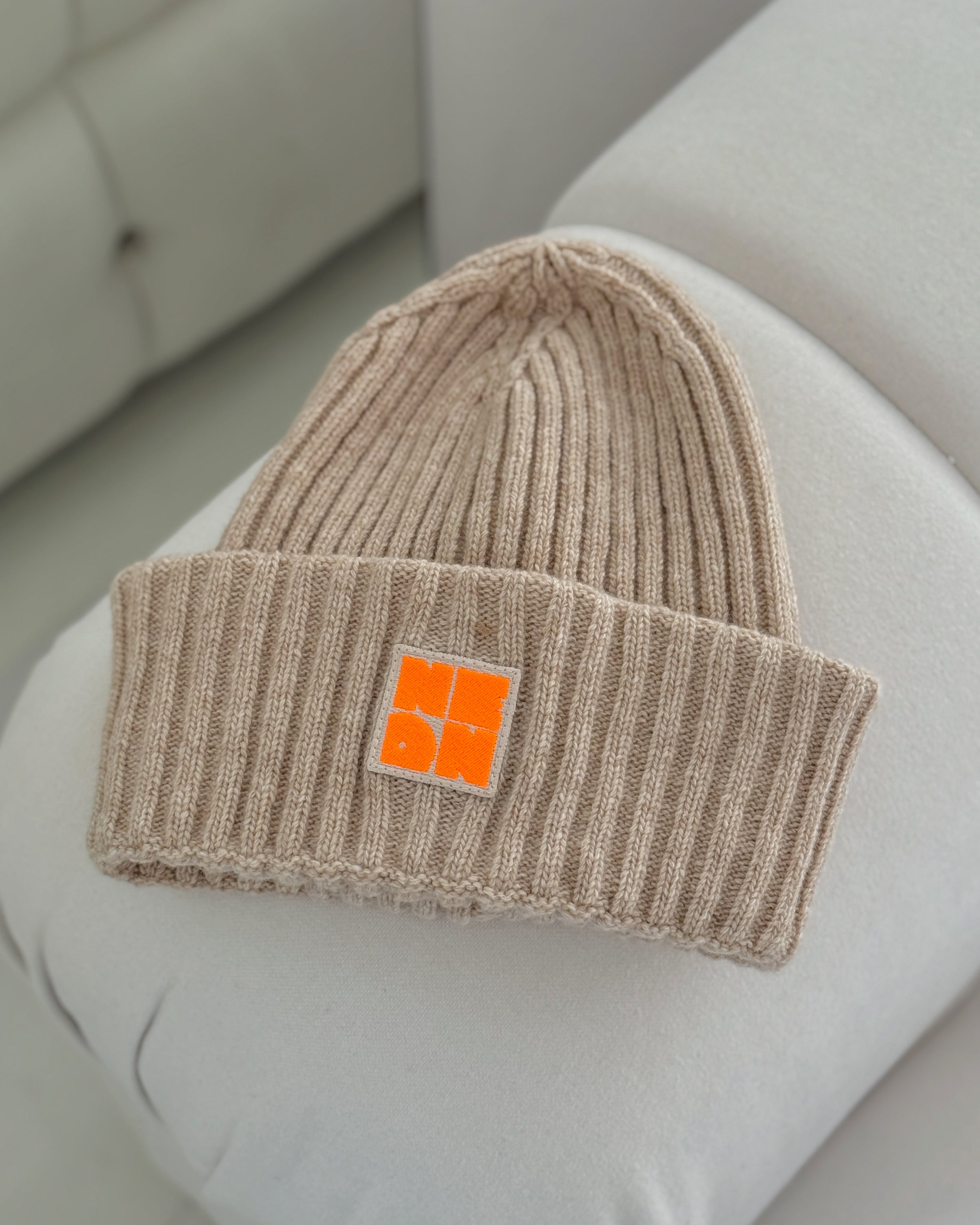 Mütze SAND mit Stick Patch in Neon-Orange