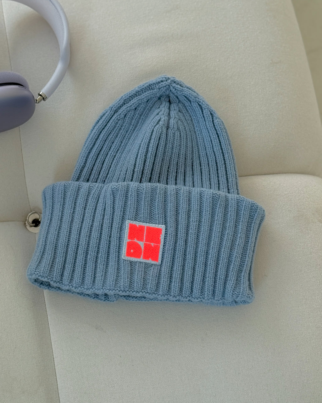 Mütze BLUE mit Stick Patch in Neon-Pink