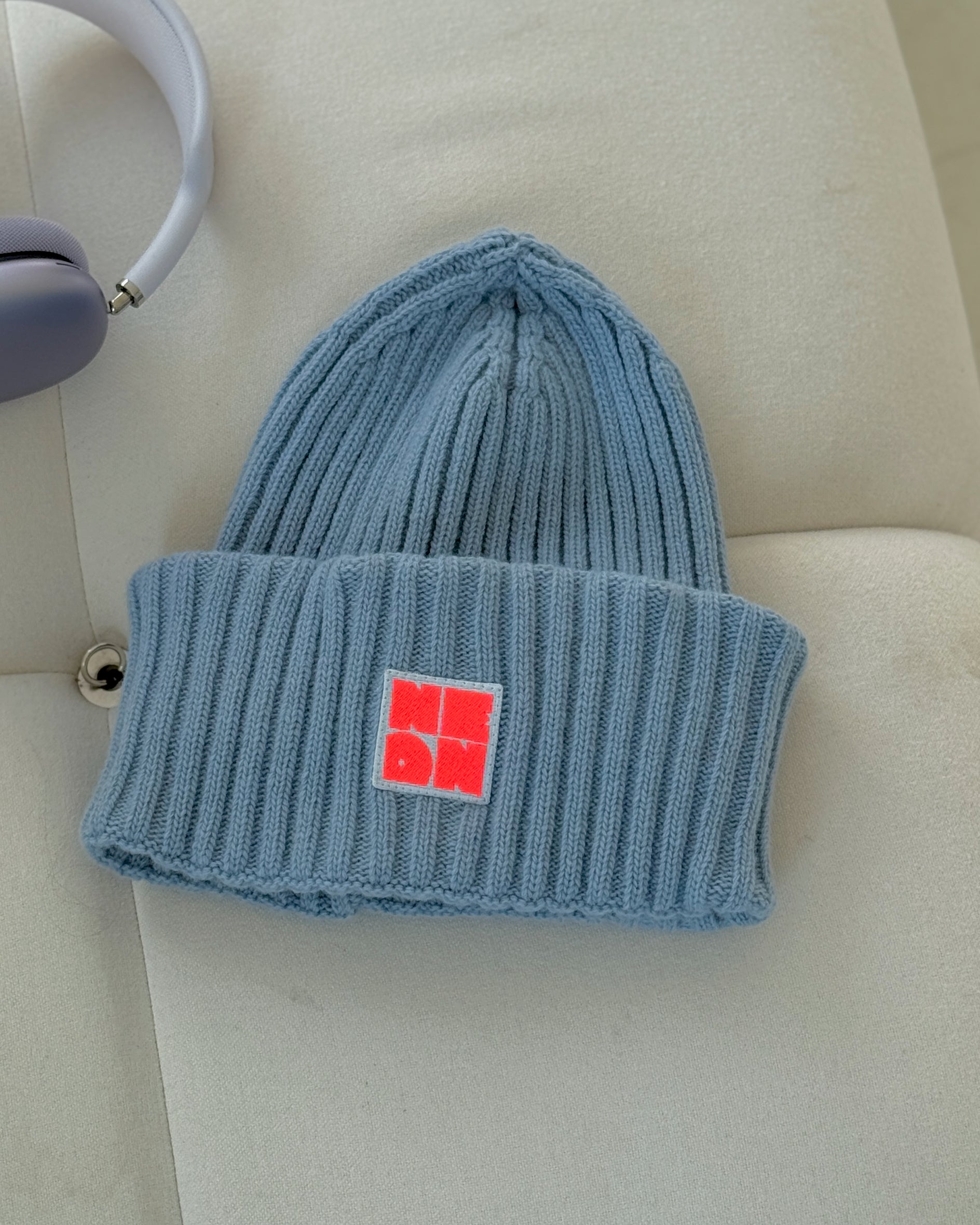 Mütze BLUE mit Stick Patch in Neon-Pink