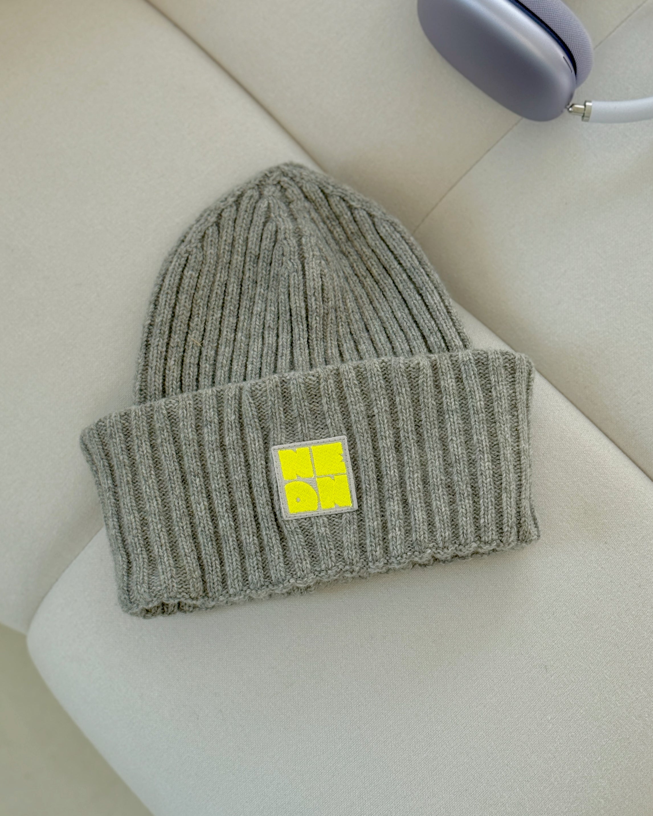 Mütze GREY mit Stick Patch in Neon-Gelb