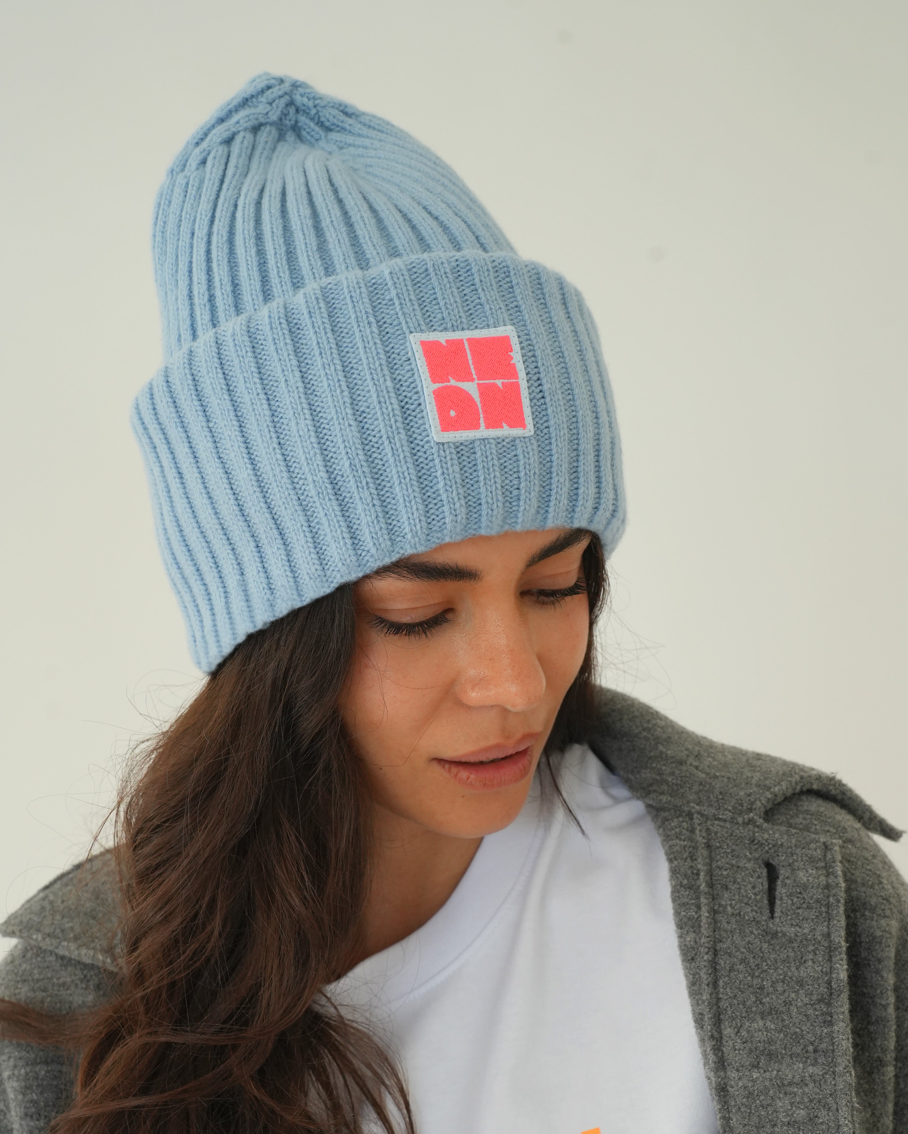 Mütze BLUE mit Stick Patch in Neon-Pink