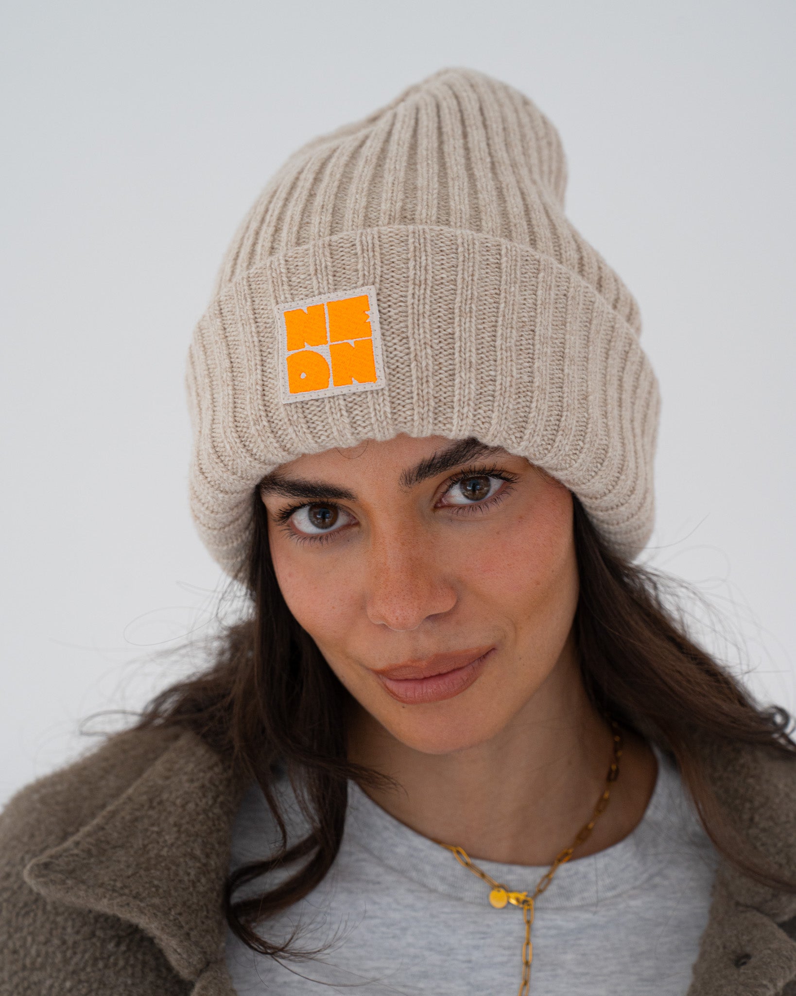 Mütze SAND mit Stick Patch in Neon-Orange