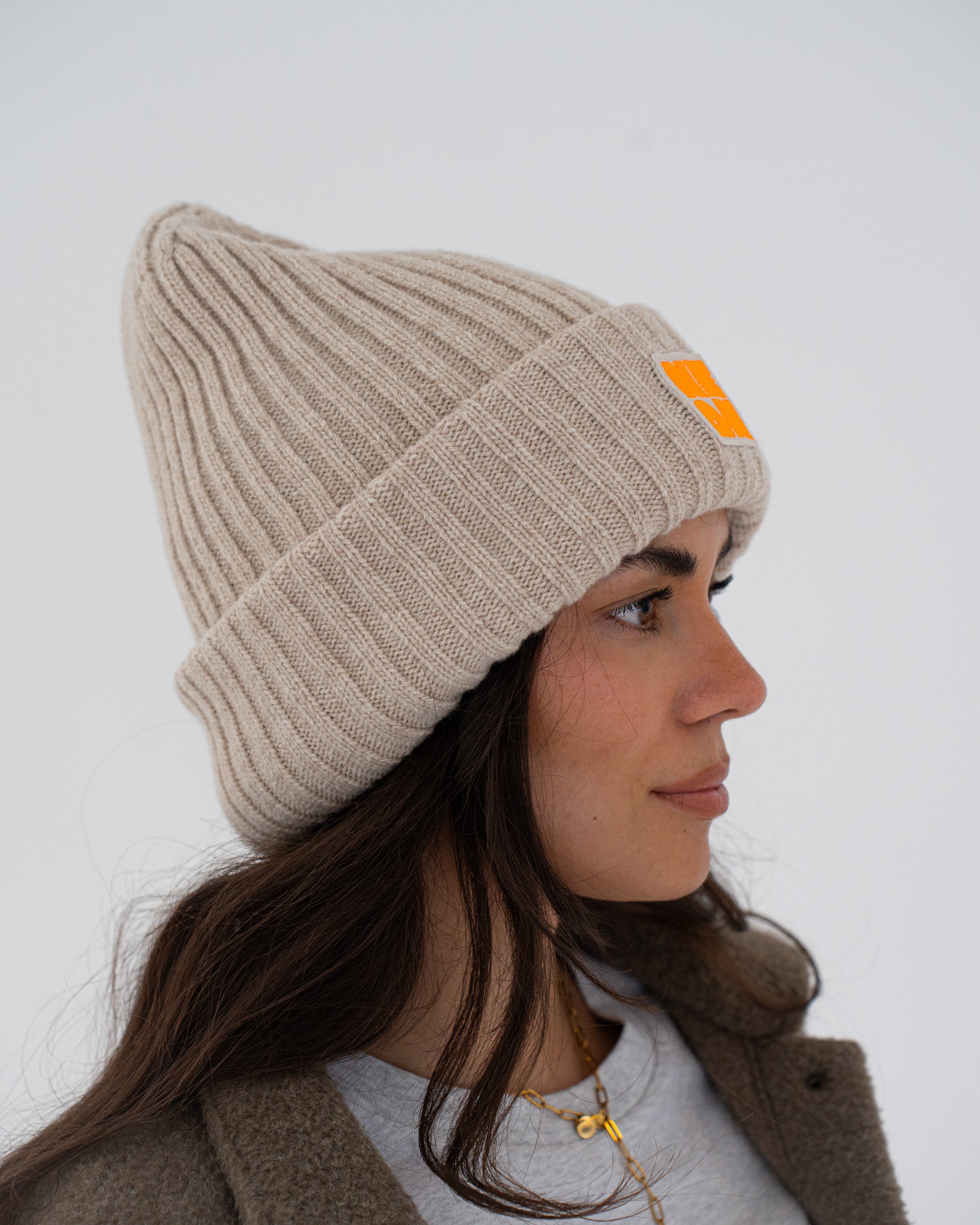 Mütze SAND mit Stick Patch in Neon-Orange
