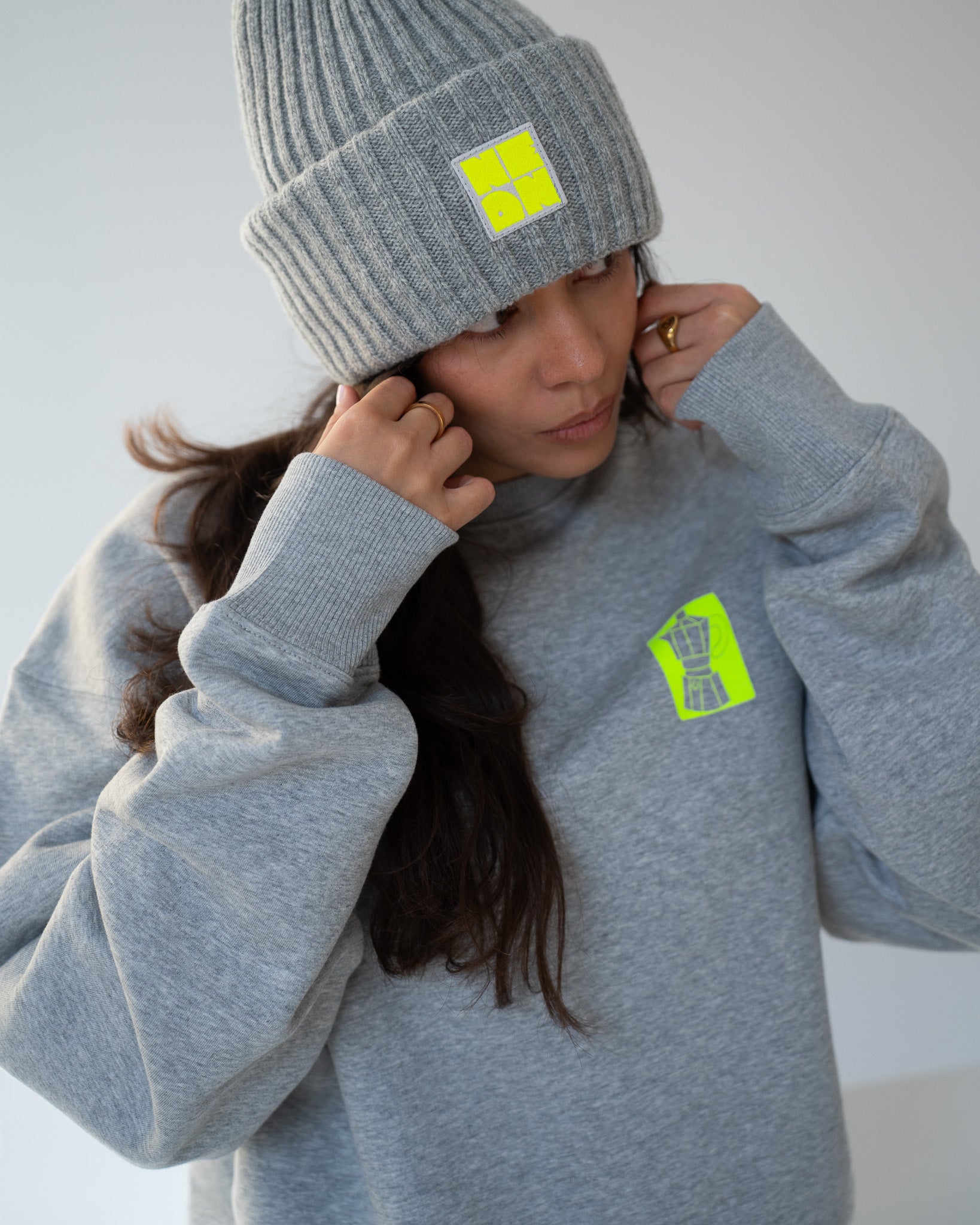 Mütze GREY mit Stick Patch in Neon-Gelb