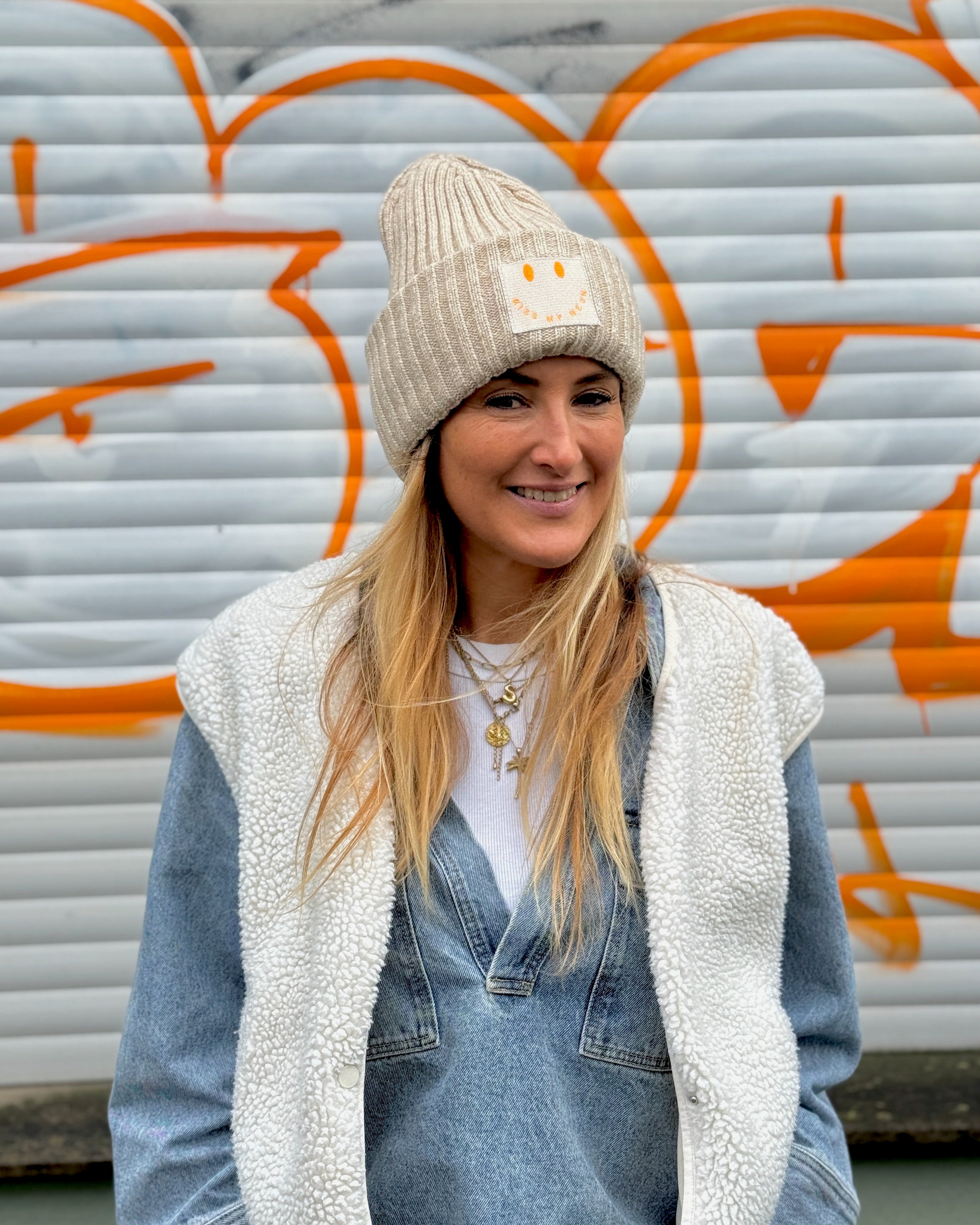 Limited Edition: Mütze SAND mit Stick Patch SIGNATURE SMILEY in Neon-Orange