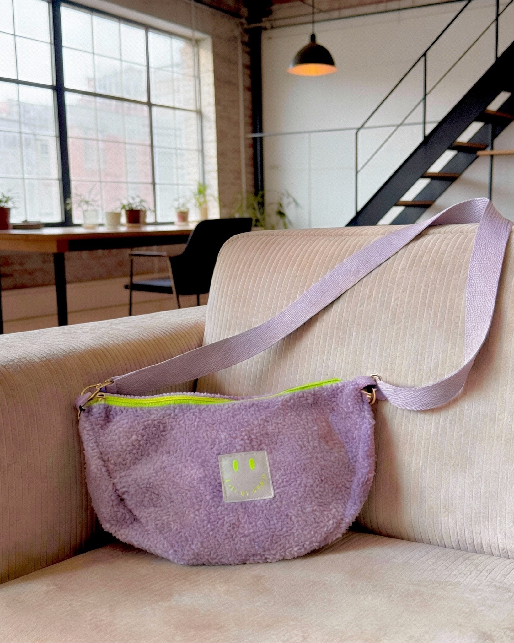 Crossbody Bag aus TEDDY Bouclé-Fleece LAVENDEL