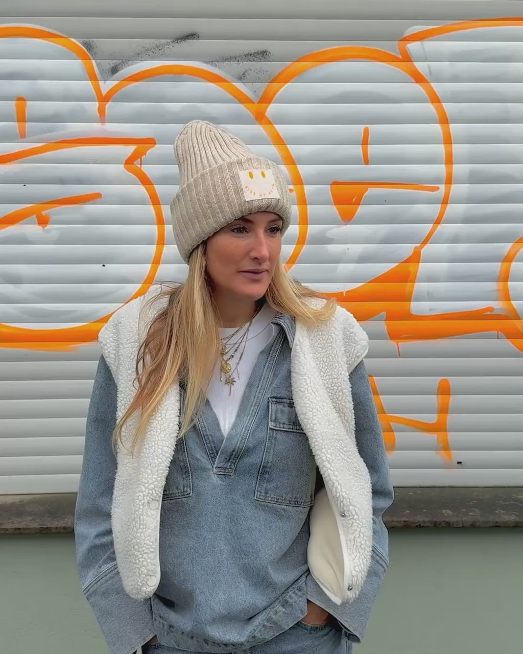 Limited Edition: Mütze SAND mit Stick Patch SIGNATURE SMILEY in Neon-Orange