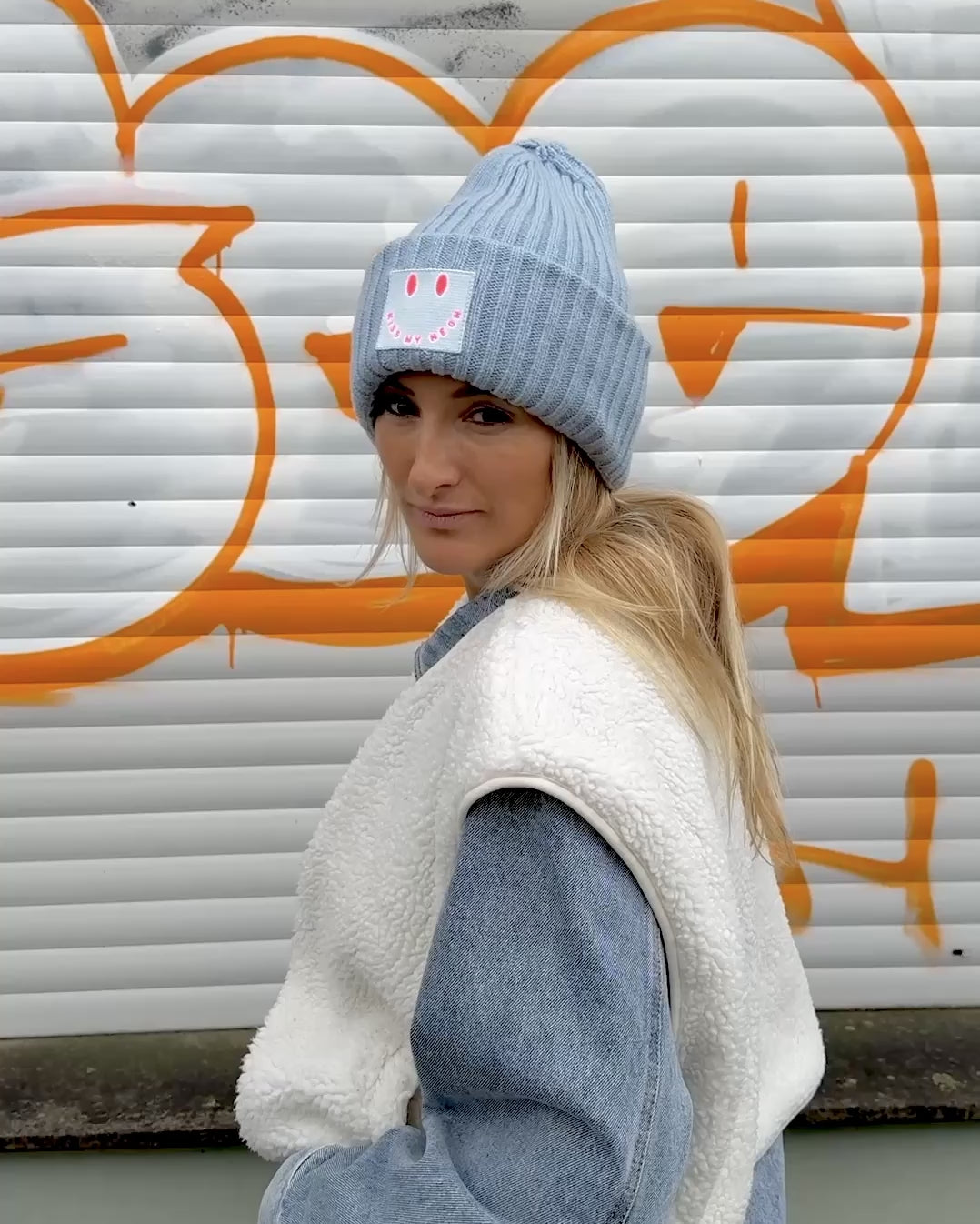 Limited Edition: Mütze BLUE mit Stick Patch SIGNATURE SMILEY in Neon-Pink